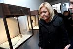 Kulturminister Carina Christensen og hendes regering har ingen kulturpolitik, mener Pia Kjærsgaard. Her inspicerer kulturministeren en udstilling af smykker udført i grønlandsk guld.  Foto: Tariq Mikkel Khan/Polfoto 