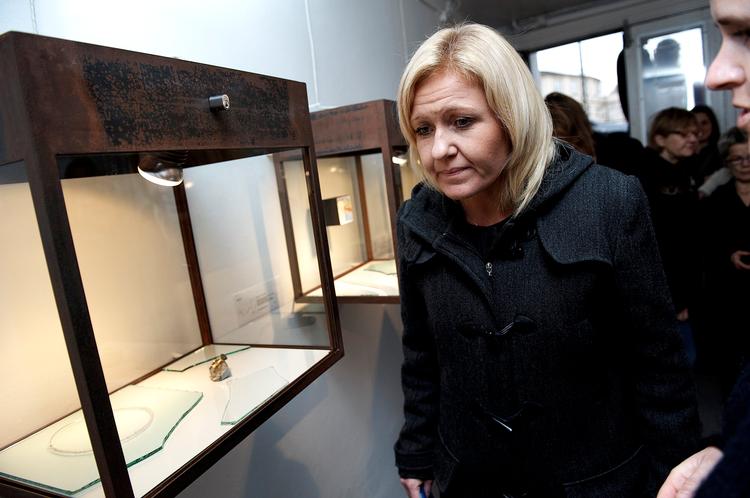 Kulturminister Carina Christensen og hendes regering har ingen kulturpolitik, mener Pia Kjærsgaard. Her inspicerer kulturministeren en udstilling af smykker udført i grønlandsk guld.  Foto: Tariq Mikkel Khan/Polfoto 