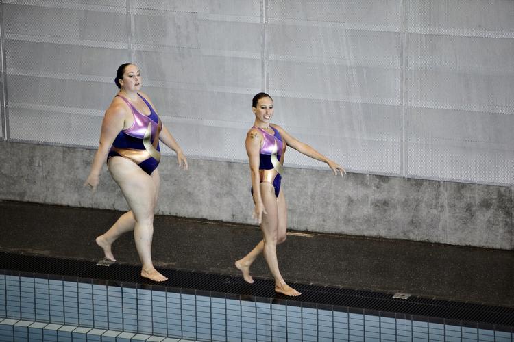 Synkronsvømning var programmet i det netop overståede World Outgames. Her er to deltagere på vej i vandet i Bellahøj Svømmehal. Arrangementet fik dog ringe omtale i udenlandske medier, mener debattør. Arkivfoto. 