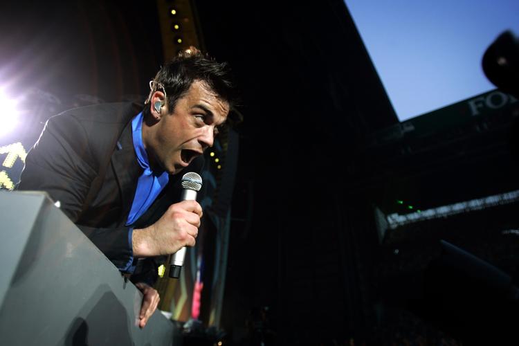 Robbie Williams fotograferet under sin koncert i Parken i 2006. Arkivfoto. 