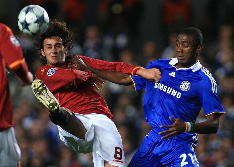 Alberto Aquilani (tv.), her i nærkamp med Chelseas Salomon Kalou, skal lukke hullet efter Xabi Alonso, der skifter til Real Madrid fra Liverpool. Arkivfoto. 