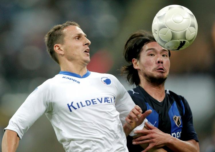FCK's Zdenek Pospech havde problemer med Daigo Kobayashi fra Stabæk - alligevel var det FCK'erne, der gik videre. 