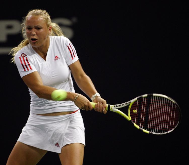 For første gang siden oktober har Caroline Wozniacki tabt i sin første kamp i en turnering. 