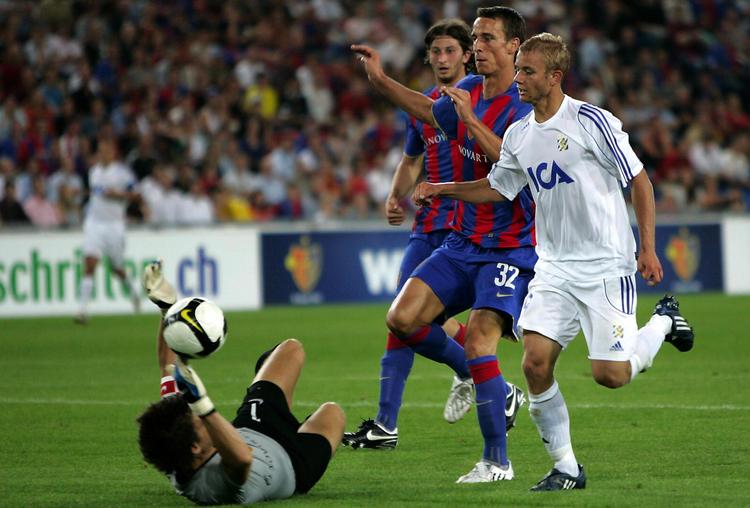 IFK Göteborgs Robin Söder (th.) får pareret sit skud af FC Basel-målmand Franco Costanzo under sidste sæsons Champions League-kvalifikation. Nu gælder det Hapoel Tel Aviv i Israel. Arkivfoto: P. Straub/AP 