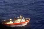 Et af de mange redningsfartøjer, der leder efter flere overlevende ud for ø-gruppen Tonga, hvor en færge forliste i nat dansk tid. 