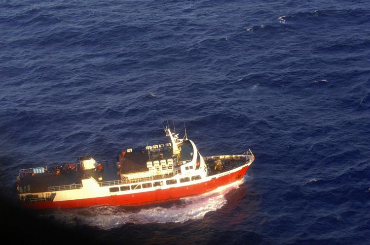 Et af de mange redningsfartøjer, der leder efter flere overlevende ud for ø-gruppen Tonga, hvor en færge forliste i nat dansk tid. 