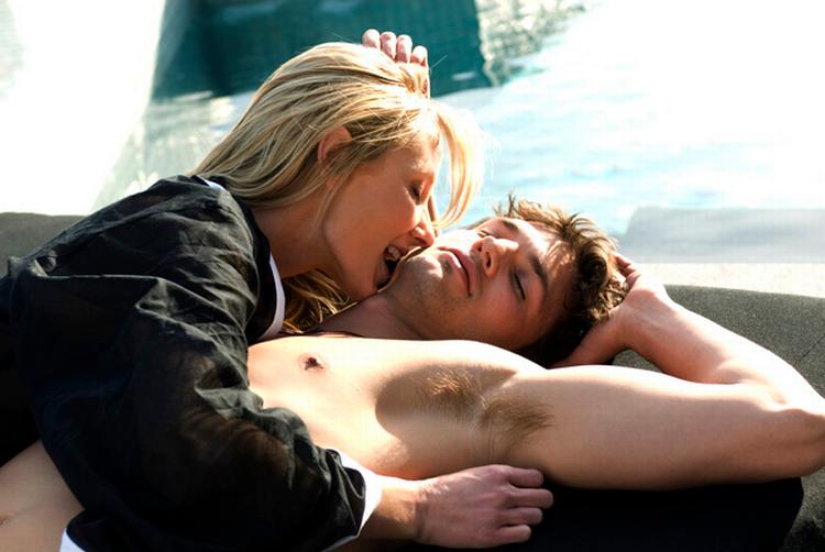 Gigoloen Nikki får af sine erobringer at  vide at han er flot - og intetsigende og smådum. 