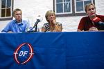 Pia Kjærsgaard har de seneste dage haft medierne for sine fødder. Hun har hånet kommunerne statsministeren, kulturministeren og ikke mindst regeringens kulturpolitik. I går holdt hun hof på Dansk Folkepartis sommergruppemøde på herregården Nørre Vosborg i Nordvestjylland, hvor hun erklærede sig villig til at gå ind i en regering. Foto: Jesper Nørgaard Sørensen/Polfoto 