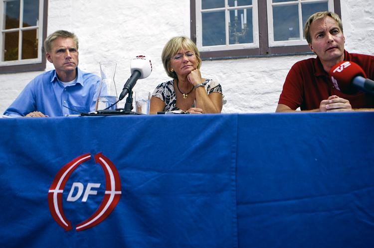 Pia Kjærsgaard har de seneste dage haft medierne for sine fødder. Hun har hånet kommunerne statsministeren, kulturministeren og ikke mindst regeringens kulturpolitik. I går holdt hun hof på Dansk Folkepartis sommergruppemøde på herregården Nørre Vosborg i Nordvestjylland, hvor hun erklærede sig villig til at gå ind i en regering. Foto: Jesper Nørgaard Sørensen/Polfoto 