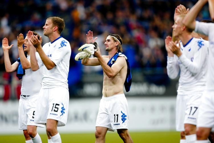 Minimum otte gange yderligere skal Cesar Santin og de øvrige FCK'ere hilse på deres tilskuere efter en europæisk kamp i år. 