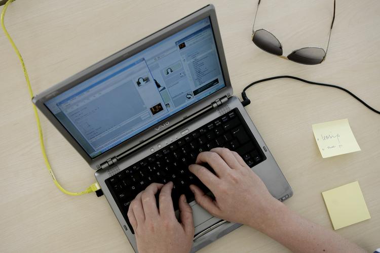 Bankerne har besluttet, at danskerne først skal tage deres nye digitale signatur til netbankerne i brug til februar og ikke til november i år, som hidtil var planen. 