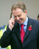 Den tidligere britiske premierminister Tony Blair går (uofficielt) efter posten som EU's kommende 'præsident'. Det vil derfor ikke være ham, der modtager opkald fra USA i akutte situationer, selv om han nok skal få masser af opkald derovre fra. 