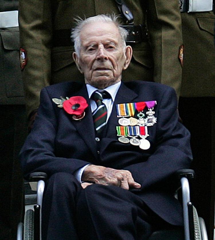 Første Verdenskrigsveteranen Harry Patch blev 111 år gammel, og er blevet hædret et utal af gange. Nu bliver han det også efter sin død af Radiohead. 