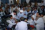Baitullah Mehsud fotograferet ved et pressemøde i Pakistan i maj sidste år. Han sidder med ryggen til kameraet for ikke at blive genkendt. 