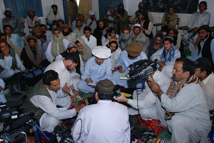Baitullah Mehsud fotograferet ved et pressemøde i Pakistan i maj sidste år. Han sidder med ryggen til kameraet for ikke at blive genkendt. 