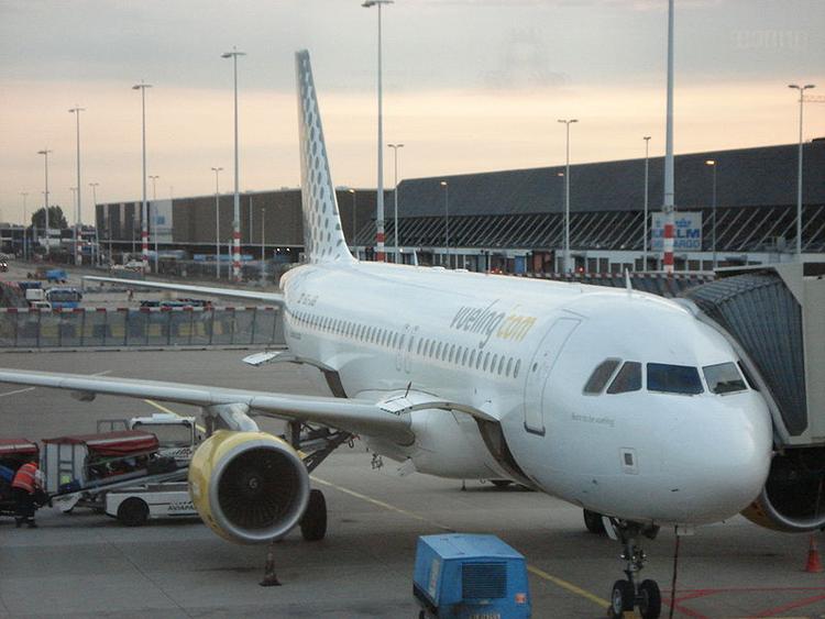 Det lykkedes ikke mandskabet at evakuere et fly fra Vueling roligt, efter at en motor brød i brand. 