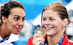 Sådan en har jeg også, signalerer den italienske verdensmester i 1.500 meter fri, Alessia Filippi, til Lotte Friis, der vandt VM-guld i 800 meter fri, men skulle en lille dansker have fået lyst til også at svømme langt, så har hun forhåbentlig allerede plads i en klub. Arkivfoto: Marcus Brandt/AP 