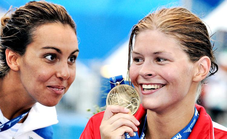 Sådan en har jeg også, signalerer den italienske verdensmester i 1.500 meter fri, Alessia Filippi, til Lotte Friis, der vandt VM-guld i 800 meter fri, men skulle en lille dansker have fået lyst til også at svømme langt, så har hun forhåbentlig allerede plads i en klub. Arkivfoto: Marcus Brandt/AP 