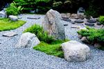 Trestenskompositionen er meget typisk for japansk havearkitektur. Ud over forskellige symbolske betydninger har den en stærk skulpturel form. Ikke mindst sammen med det bløde grønne mos, der lægger sig i en organisk form omkring de hårde tunge sten. 