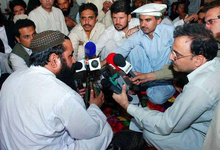 Baitullah Mehsud (delvist med ryggen til) under pressemøde i 2008. Arkivfoto. 