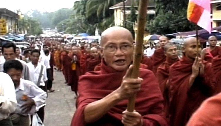 I det tidlige efterår 2007 gik tusinder af civile på gaden i Burmas største by Yangon for at protestere mod landets junta. Oprøret er tema for filmen Burma VJ. 