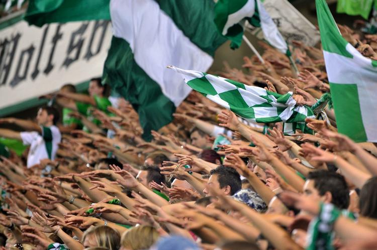 Wolfsburg-fans hylder deres helte under åbningskampen i Bundesligaen. 