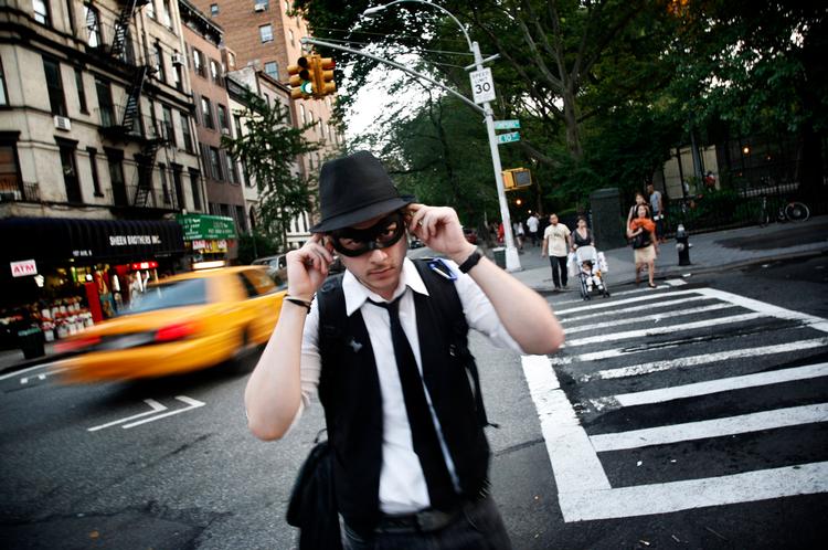 »Når jeg tager masken på, og når jeg bliver Life, skal jeg leve op til superheltens ideal«. 25-årige Chaim Lazaros læser filmvidenskab, men er i fritiden en helt, der hjælper de hjemløse i New York. Foto: Charlotte Østervang 