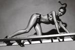 Da eks-Spice Girls- sangerinden Victoria Beckham for nylig poserede for designfirmaet Armani, var der ikke en rynke i sigte. Men nu må det være nok med reklamernes billedmanipulation, mener den britiske politiker Jo Swinson. 