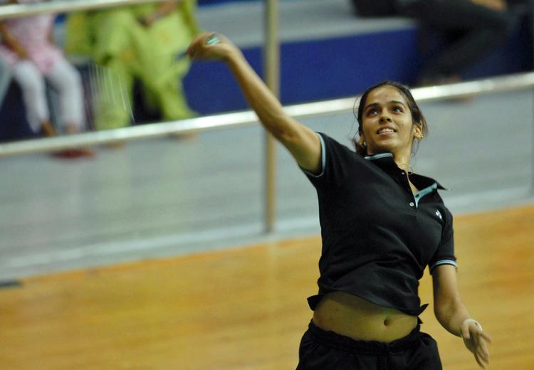Den indiske badmintonspiller Saina Nehwal træner her forud for VM, der starter i morgen. 