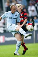 Randers FC's Søren Berg ( tv ) og FC Midtjyllands Leon Jessen i nærkamp, da FC Midtjylland søndag tog imod Randers FC i SAS-Ligaen. 
