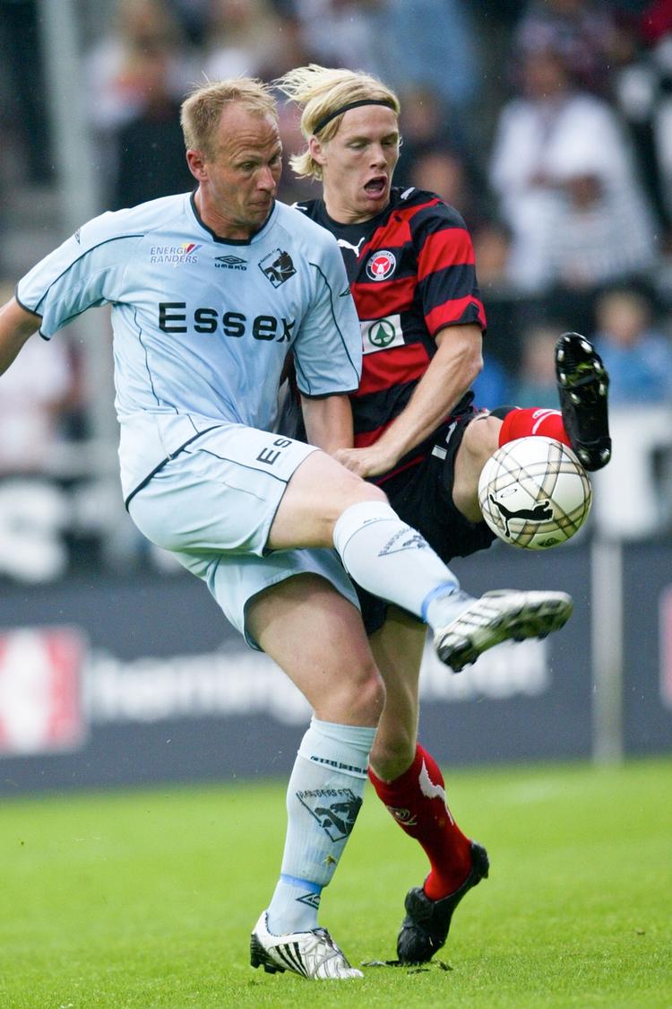 Randers FC's Søren Berg ( tv ) og FC Midtjyllands Leon Jessen i nærkamp, da FC Midtjylland søndag tog imod Randers FC i SAS-Ligaen. 