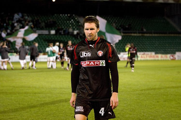 FC Midtjyllands Danny Califf langer nu ud efter sin træner. 