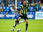 Esbjergs Jeppe Mehl (tv) og OB's  Atle Roar Håland kæmper om bolden. 