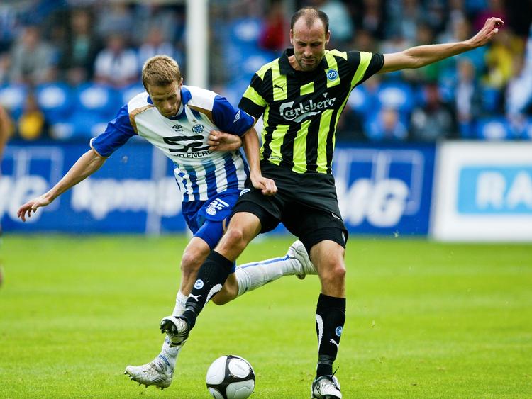 Esbjergs Jeppe Mehl (tv) og OB's  Atle Roar Håland kæmper om bolden. 
