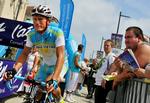 Alexandre Vinokourov åbner dagens løb i det centrale Frankrig. Vinokourovs to års karantæne for dopingmisbrug er netop udløbet, så rytteren kan nu igen konkurrere. 