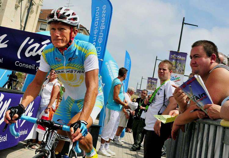 Alexandre Vinokourov åbner dagens løb i det centrale Frankrig. Vinokourovs to års karantæne for dopingmisbrug er netop udløbet, så rytteren kan nu igen konkurrere. 