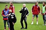 Landstræner Morten Olsen beundrer Chiles landstræner Marcelo Bielsa. Arkivfoto. 
