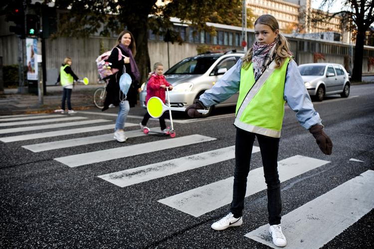 Skolevejen er blevet mere usikker, fordi mange forældre kører deres børn - og har lidt for travlt. Det mener Rådet for Større Færdselssikkerhed. Arkivfoto 