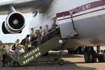 Danske soldater på vej op i et russiskbygget transportfly, som skal flyve dem til Afghanistan. 