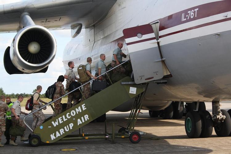 Danske soldater på vej op i et russiskbygget transportfly, som skal flyve dem til Afghanistan. 