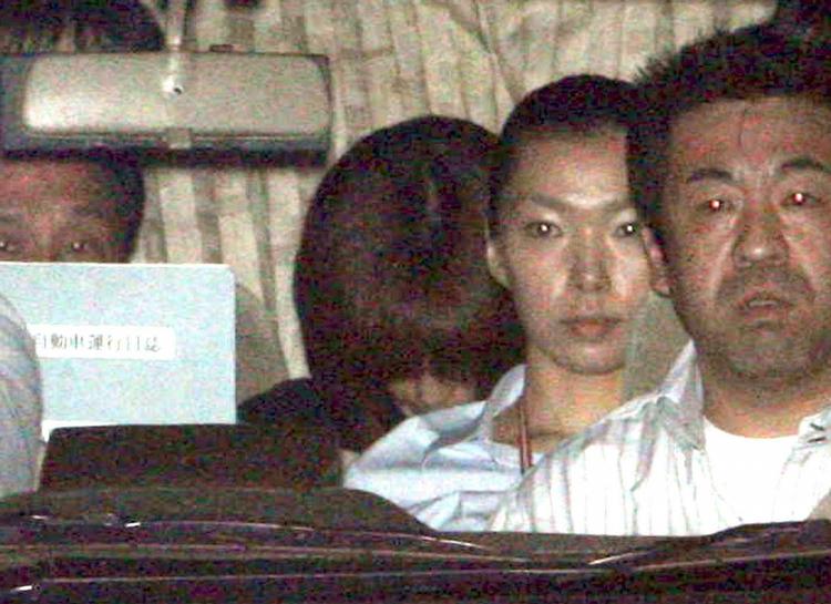 Noriko Sakai ses her på bagsædet af en politibil lørdag, efter at hun har været forsvundet i en uges tid i kølvandet på mandens anholdelse. 