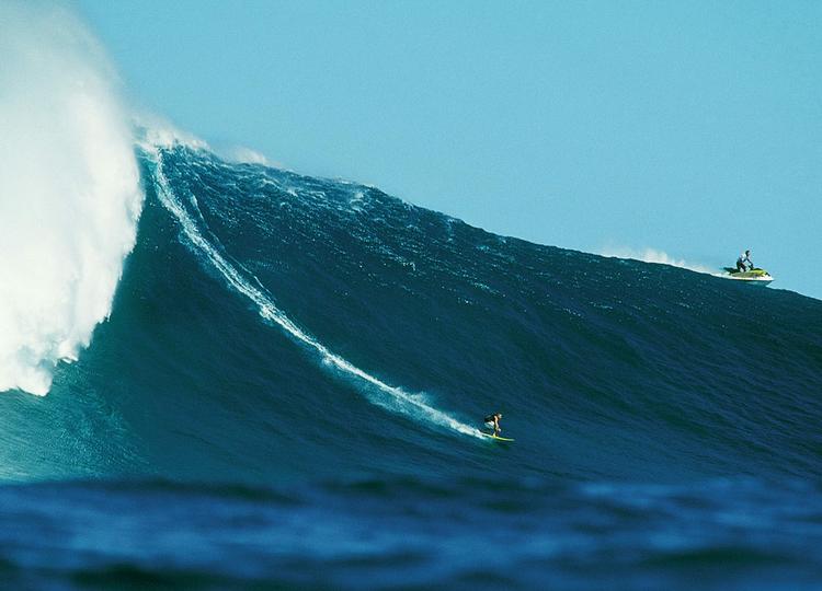 Monsterbølger er dødsensfarlige for skibe og boreplatforme, når en øltødelæggende hel af vand pludselig dukker op af vandet. Men surferne elsker dem. 