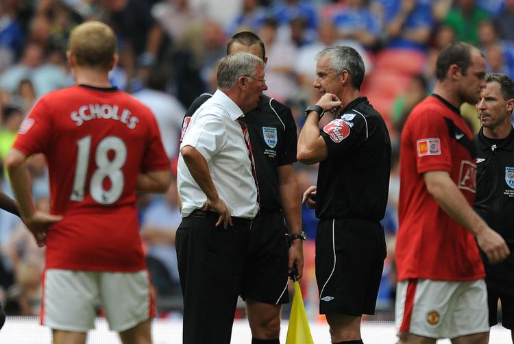 Manchester Uniteds manager Alex Ferguson tog en alvorlig snak med dommer Chris Foy efter nederlaget til Chelsea. Arkivfoto. 