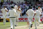 Australiens Mitchell Johnson (i midten) lykønskes af holdkammerat Simon Katich under Englands kamp mod Australien i går. Arkivfoto. 