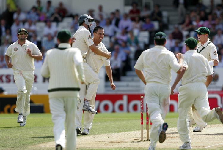Australiens Mitchell Johnson (i midten) lykønskes af holdkammerat Simon Katich under Englands kamp mod Australien i går. Arkivfoto. 