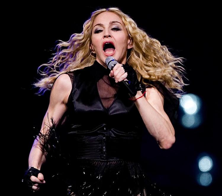 Madonna under en af sine Sticky Fingers koncerter. Arkivfoto. 