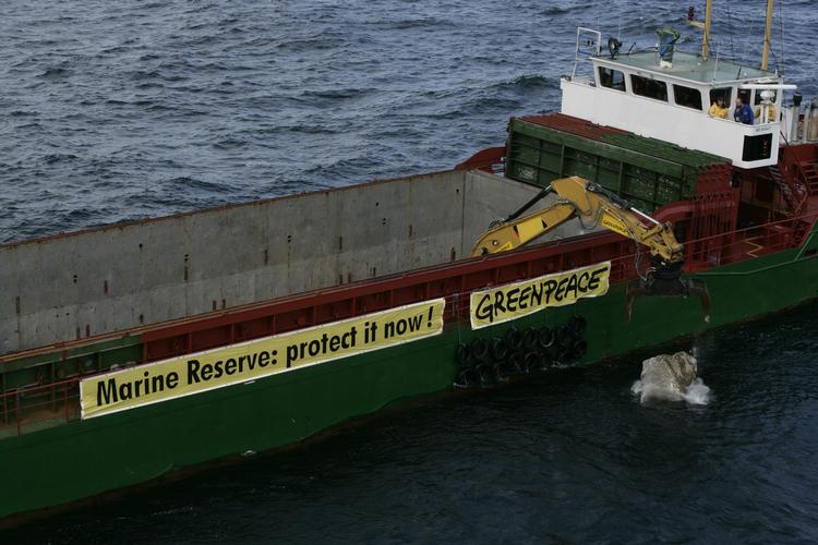 Greenpeace gennemførte tidligere på året ved den nordtyske ø Sild en aktion med at lægge sten i havet for at forhindre fiskeri med bundtrawl. En lignende aktion finder i denne uge sted i Kattegat. 