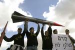 En fransk/israelsk mand bosiddende i Sderot tæt på Gaza kræver, at hans hus bliver raketsikret på EU's regning. På billedet holder israelske demonstrantor en model af en raket. 