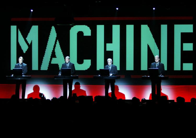 På næsten 40. år optræder tyske Kraftwerk med musik, der forener elektronik og følsomhed. Billedet er fra dens optræden på Montreux Jazz Festival i 2005. Foto: AP/Martial Trezzini 