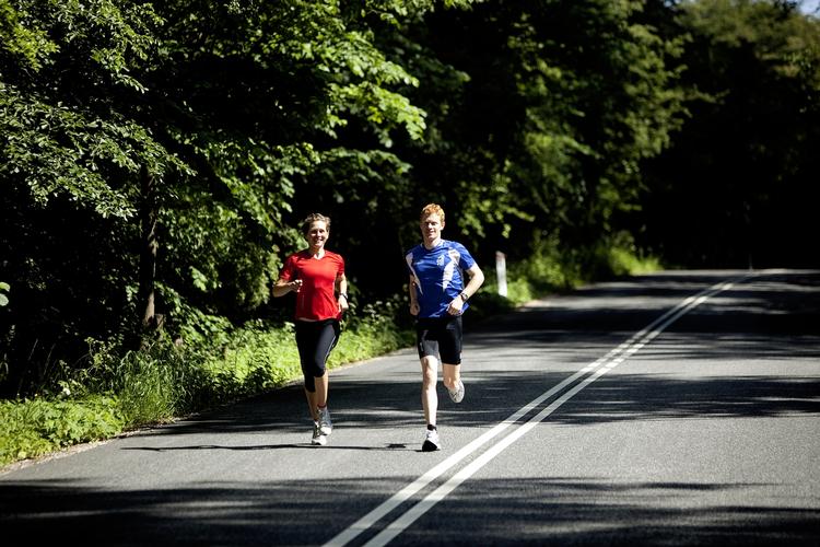 Triatlerne Maja Nielsen og Jens Toft tester løbestrømper. 